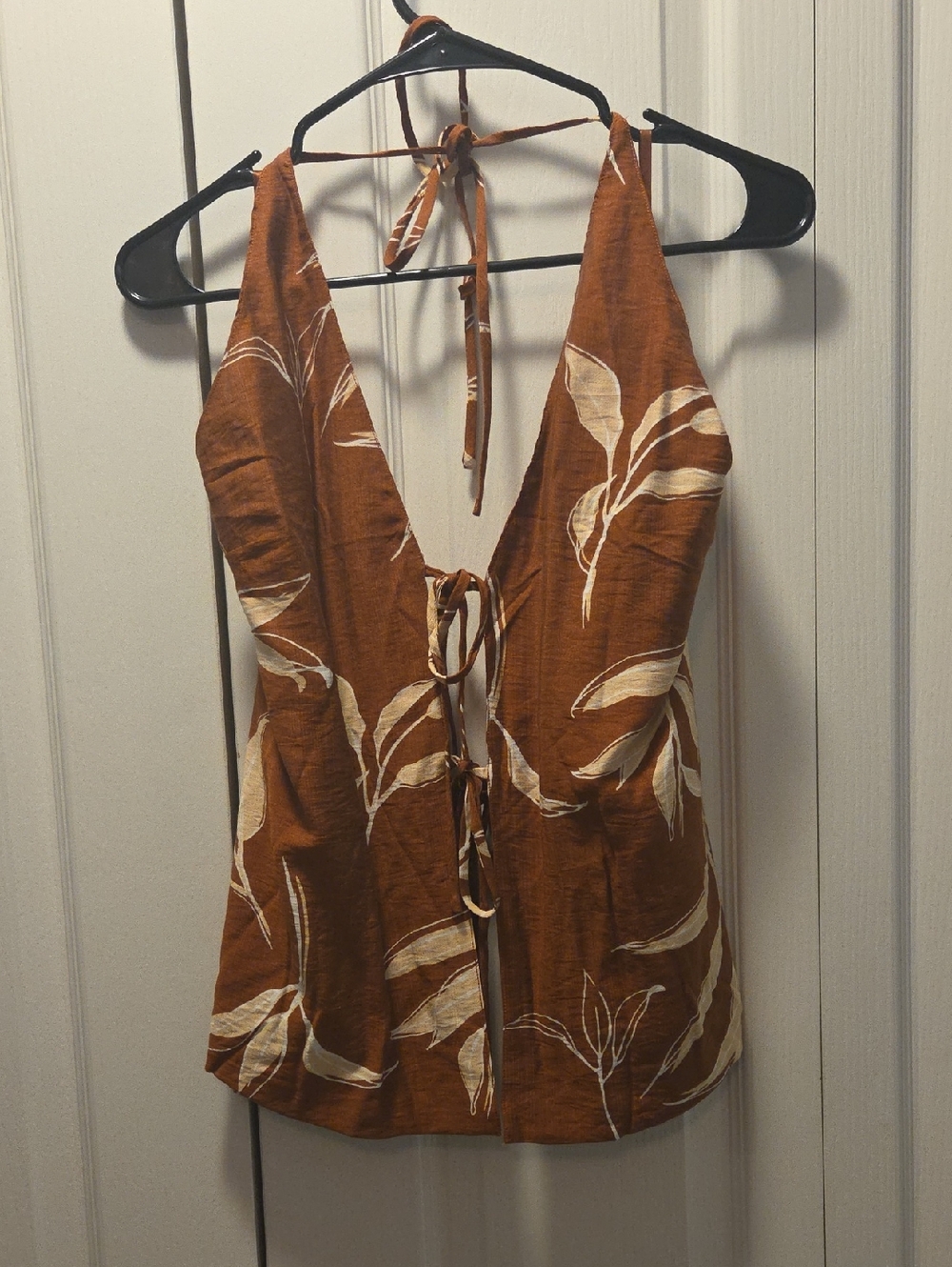 2 Piece Set Women’s Rust Halter Tie-Front Top with Leaf Print And Shorts Medium